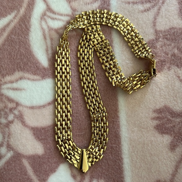 Vintage Gold-Tone Mesh V-Link Collar Necklace – Statement Piece - Picture 3 of 3